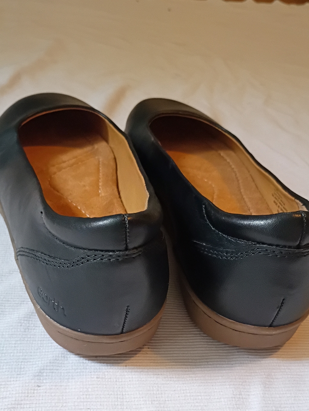 New Earth Landen Black Leather Women's Slip-On Flats - Picture 4 of 7